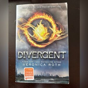 Divergent by Veronica Roth